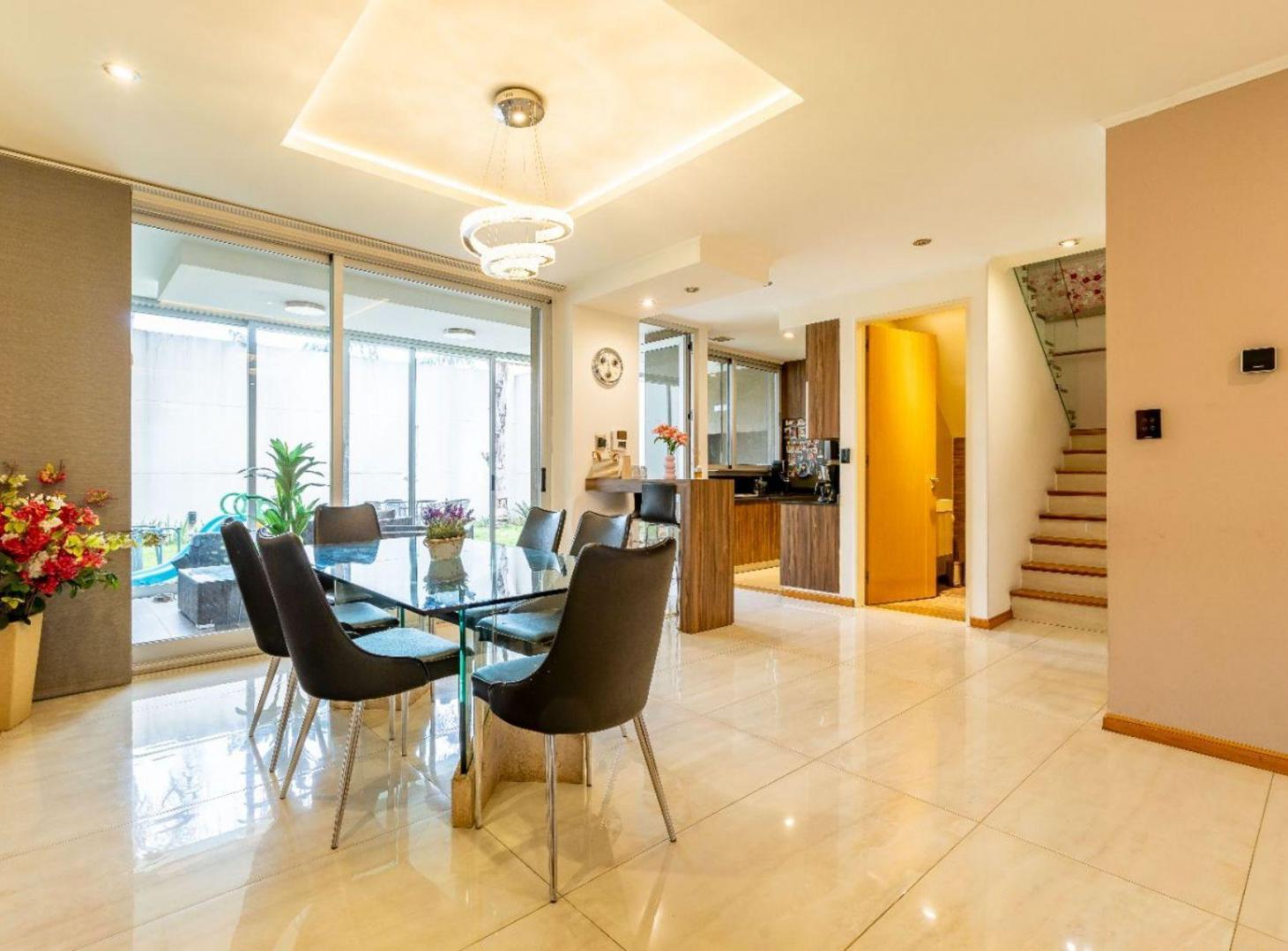 Foto de ESPECTACULAR CASA 5 AMBIENTES EN V. PUEYRREDON, imagen 3