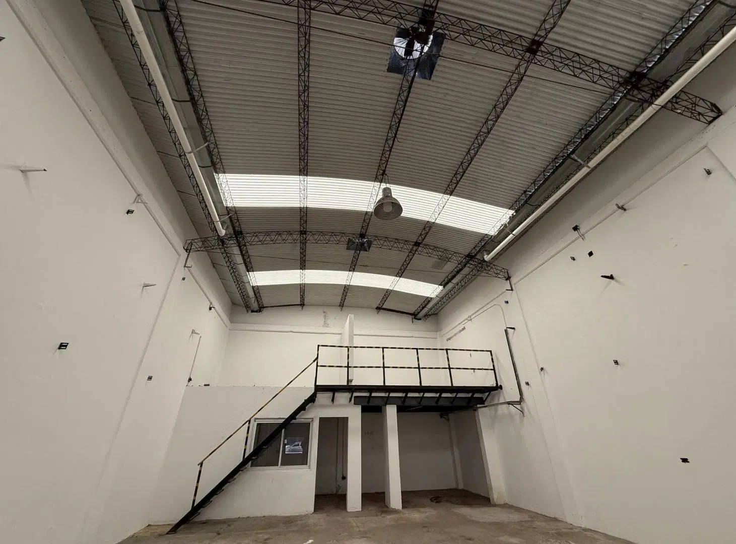 Alquiler Galpón Industrial / Comercial 380m con oficinas Mataderos 2