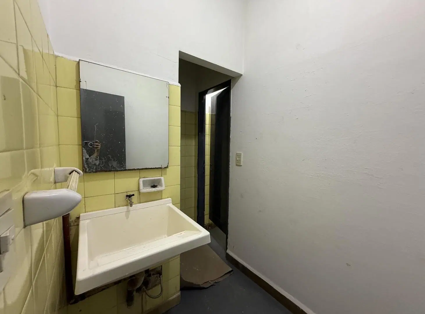 Alquiler Galpón Industrial / Comercial 380m con oficinas Mataderos 5