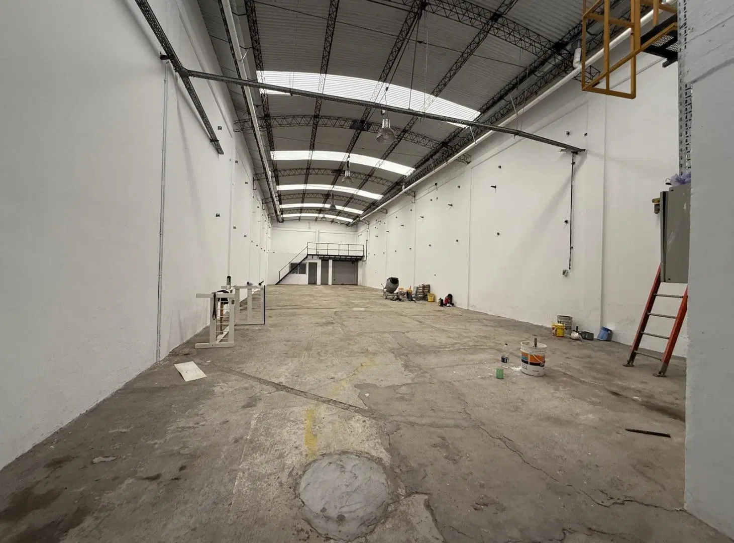 Alquiler Galpón Industrial / Comercial 380m con oficinas Mataderos 4