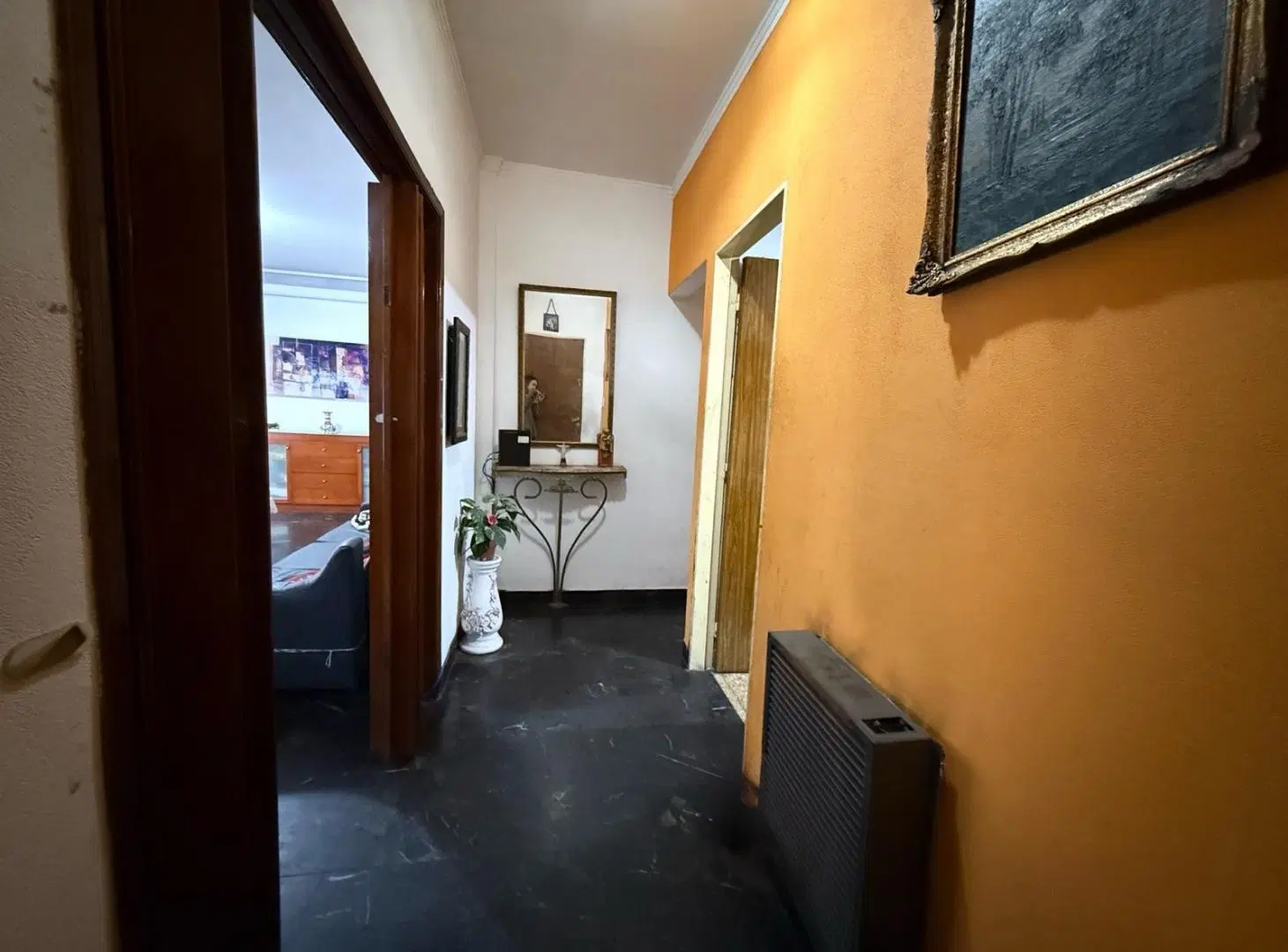 Casa en 1er piso con cochera y dos locales comerciales en PB - Vivir con Renta 1