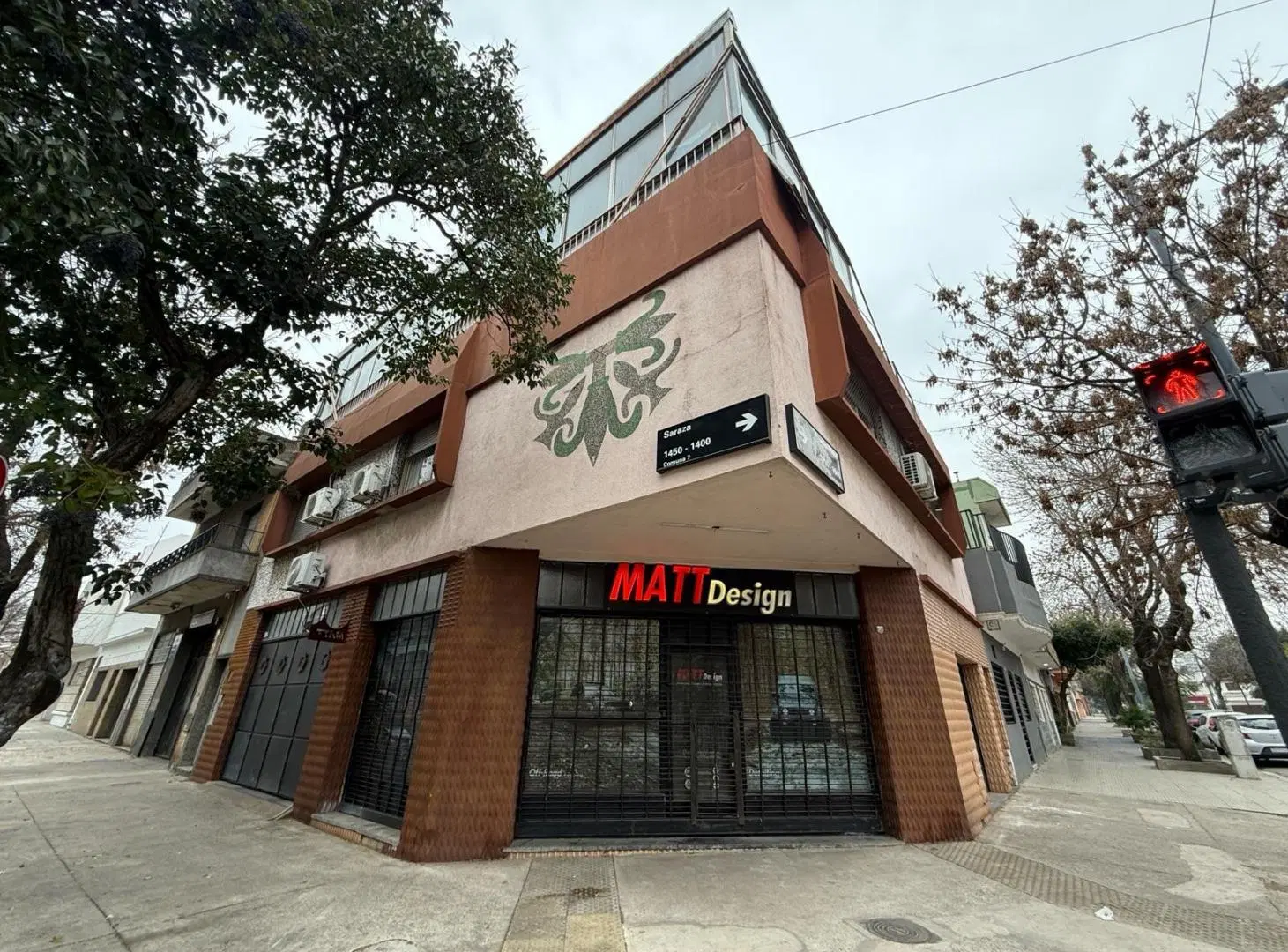 Casa en 1er piso con cochera y dos locales comerciales en PB - Vivir con Renta 8