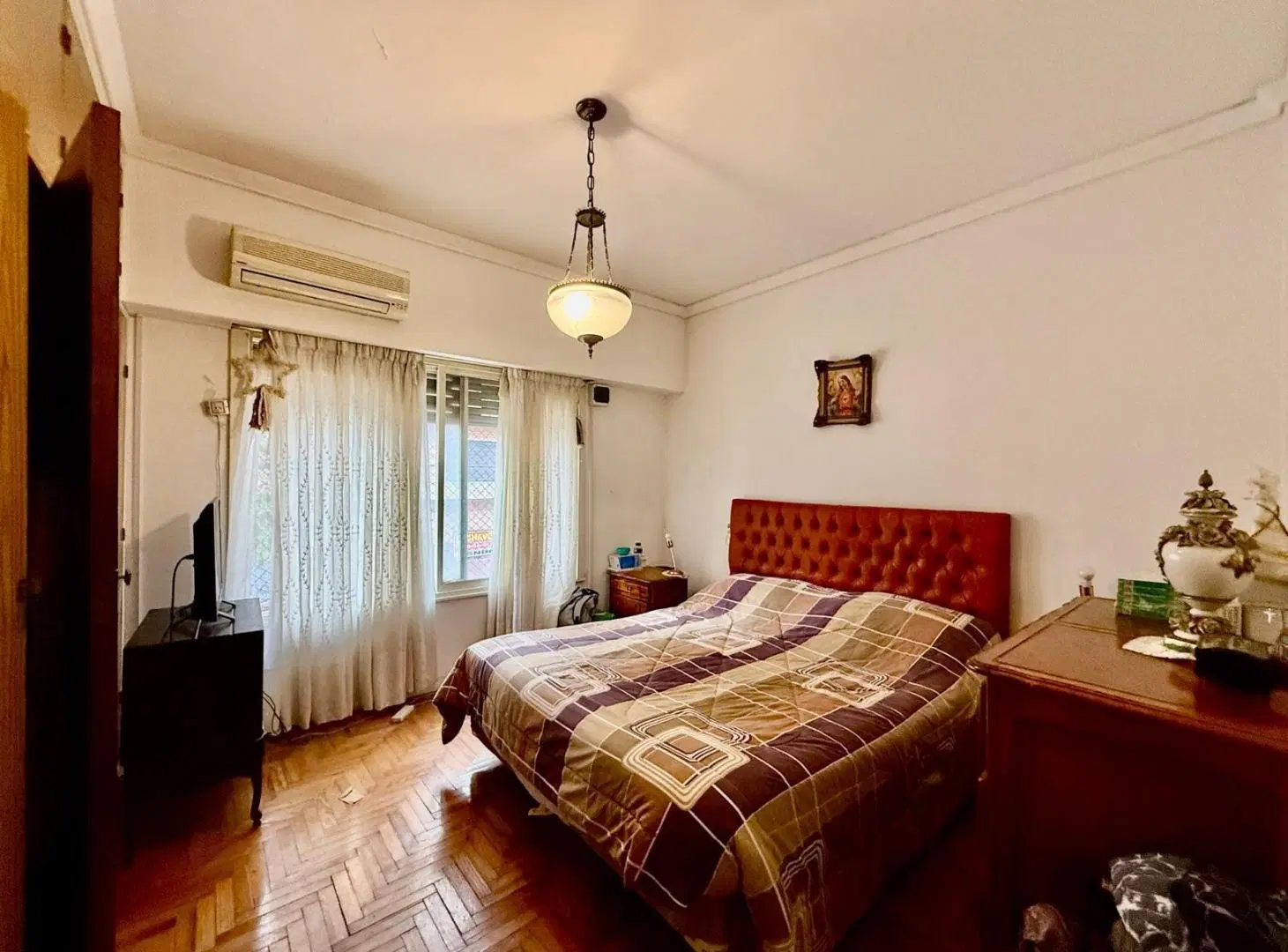 Casa en 1er piso con cochera y dos locales comerciales en PB - Vivir con Renta 4