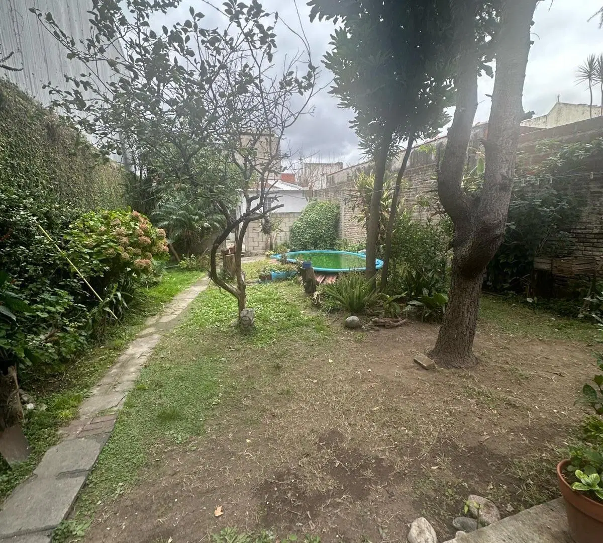 Amplio ph de 4 ambientes más un departamento y jardín 8