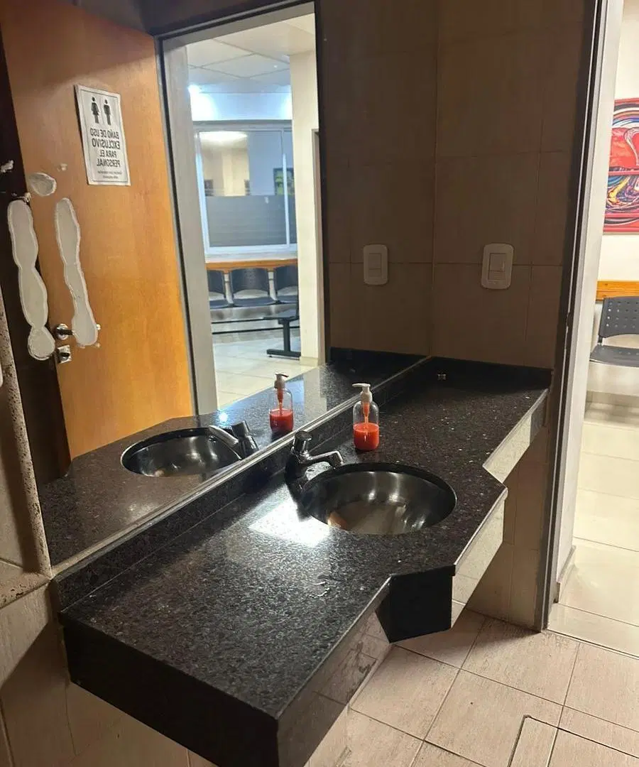 Imponente Edificio Corporativo en Alquiler en Block – Ideal Destino Médico / Administrativo 4