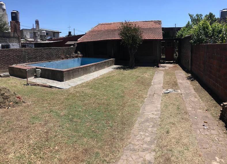 VENTA CASA 4 AMB CON GRAN PARQUE Y PILETA EN BARRIO LOS ALAMOS LONGCHAMPS