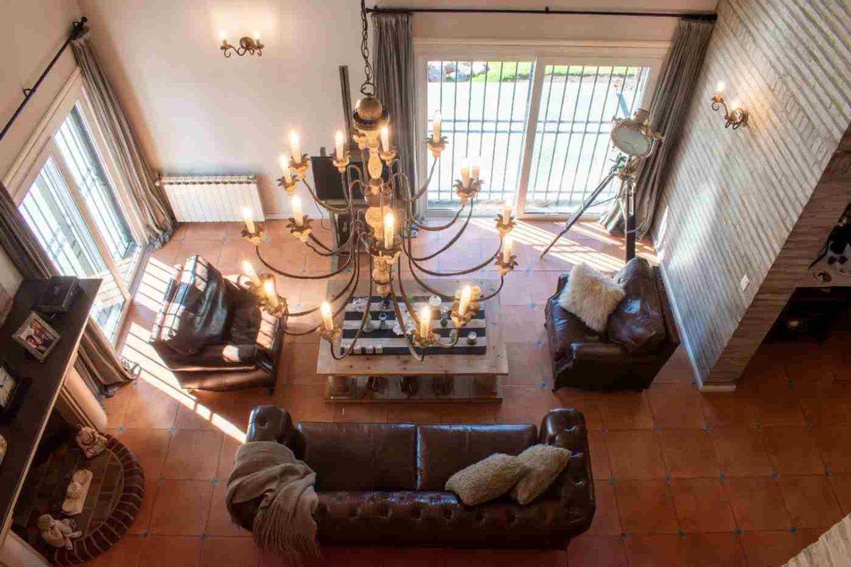 Venta Casa 8 Ambientes con Pileta en F. Varela 3