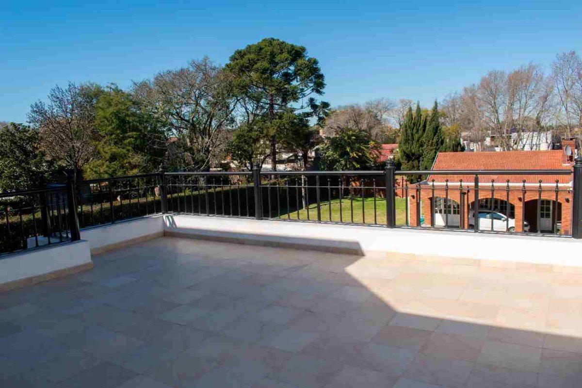 Venta Casa 8 Ambientes con Pileta en F. Varela 5