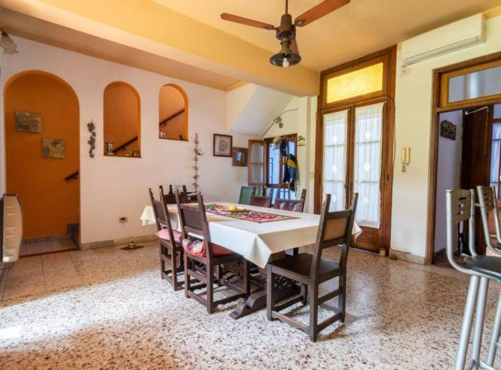Casa de 6 Ambientes con local 5