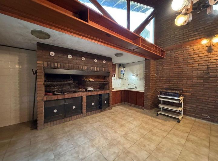 VENTA CASA 5 ambientes Berazategui 2