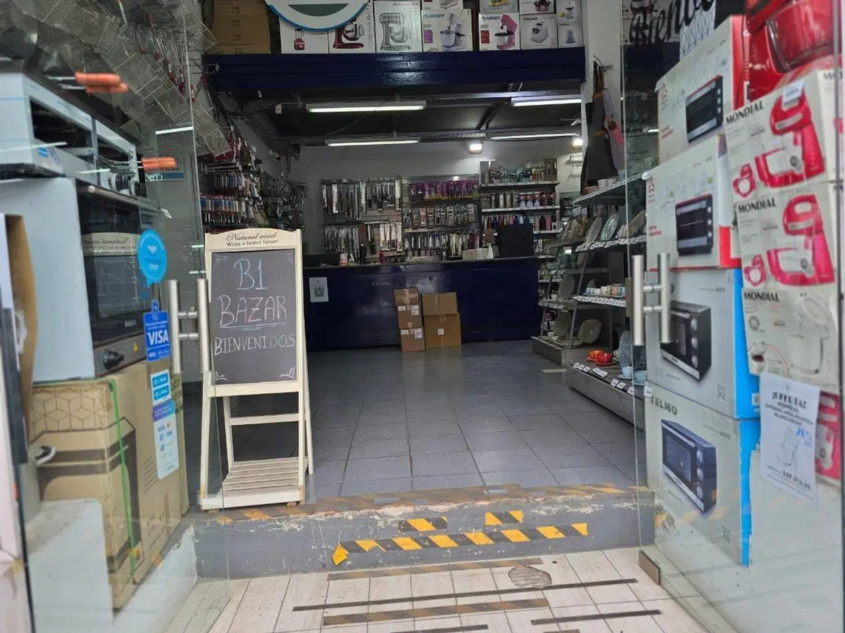 ALQUILER LOCAL COMERCIAL EN ESQUINA/AVENIDAS 4