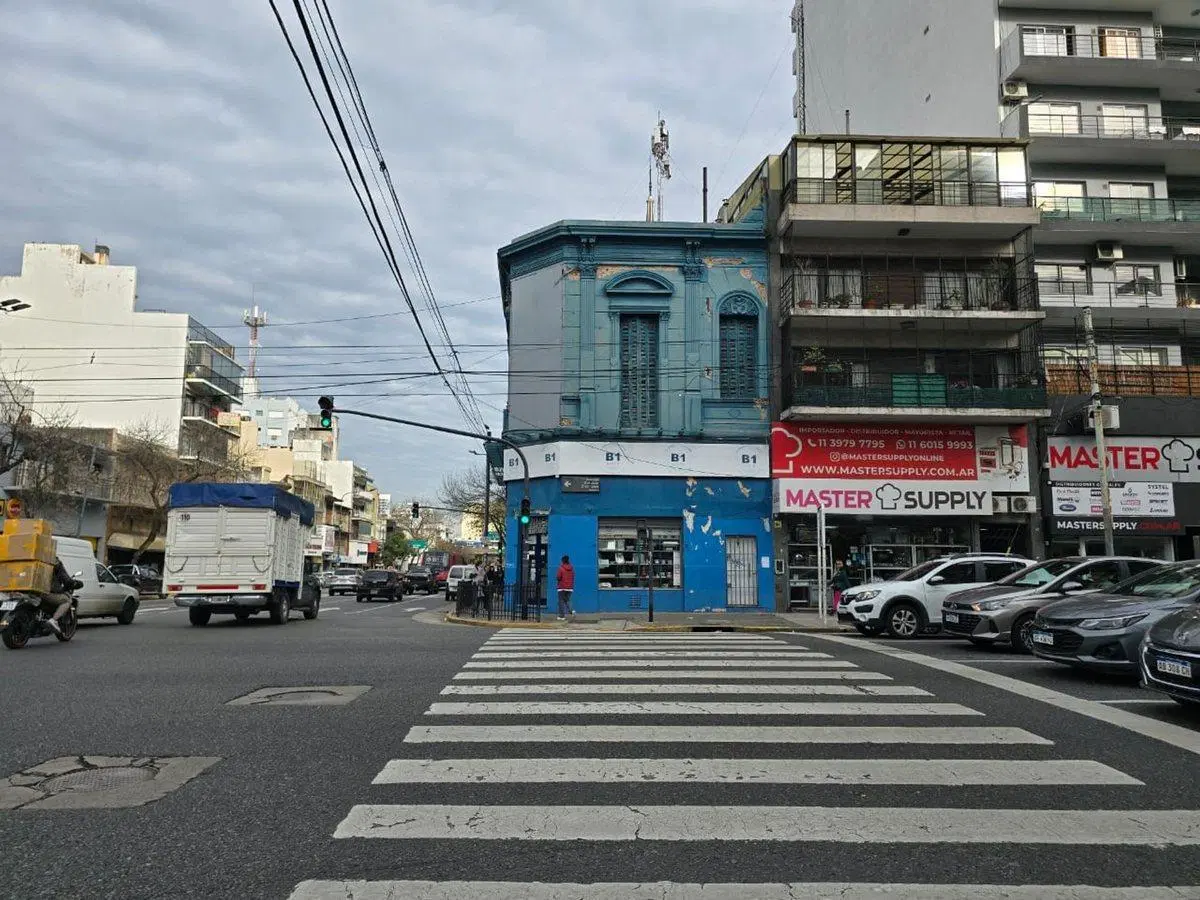 ALQUILER LOCAL COMERCIAL EN ESQUINA/AVENIDAS 5