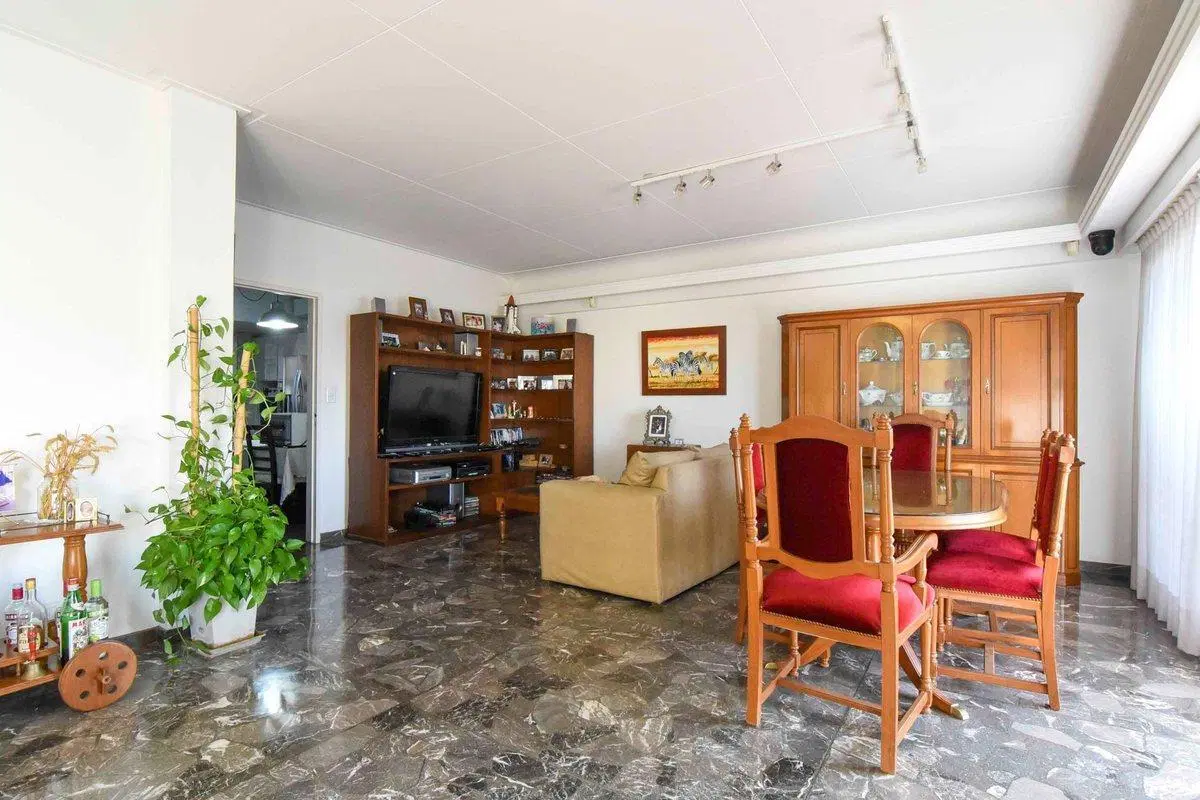 VENTA PISO DE 5 AMBIENTES SOBRE AV. LIBERTADOR 5