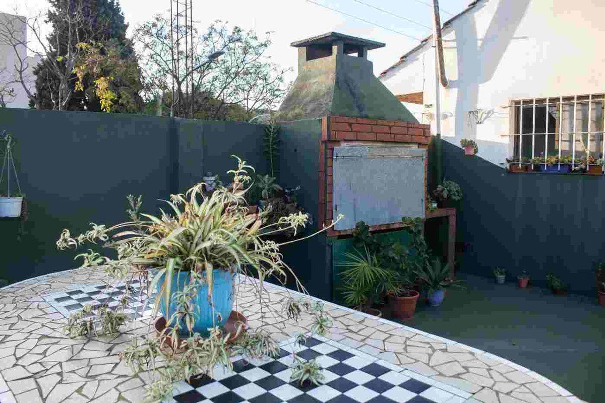 CASA 3 AMBIENTES LANUS OESTE VENTA CON LOCAL