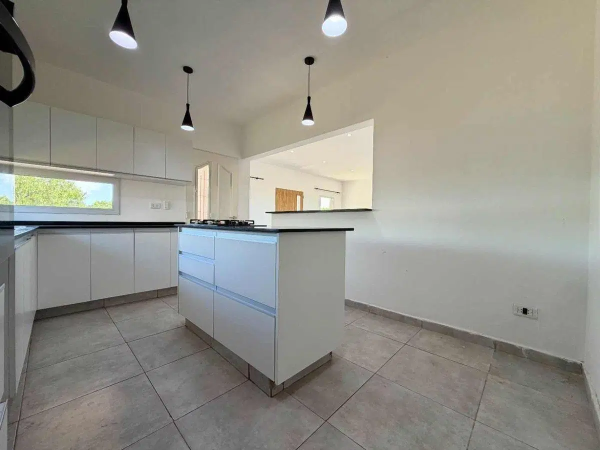 VENTA CASA 4 AMBIENTES CON PILETA EN SAN SEBASTIAN 5