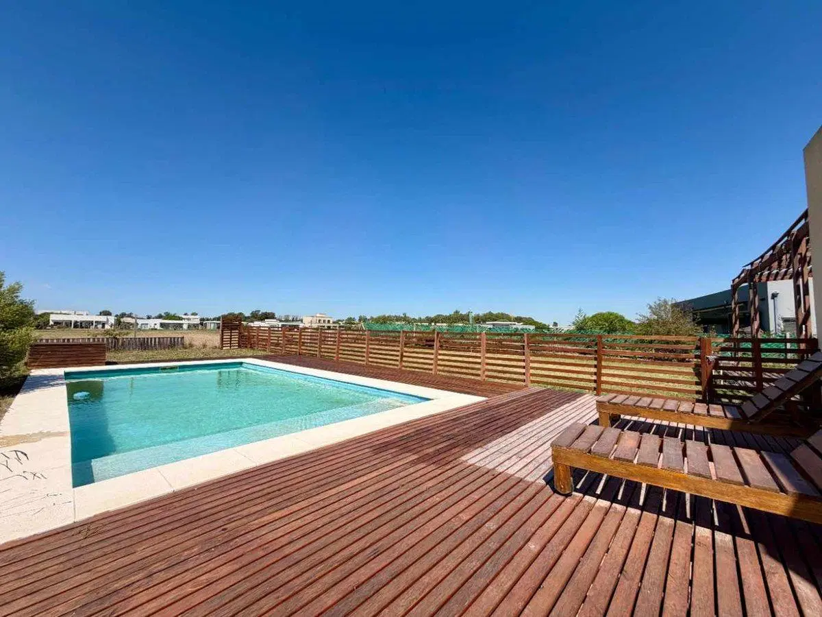 VENTA CASA 4 AMBIENTES CON PILETA EN SAN SEBASTIAN 3
