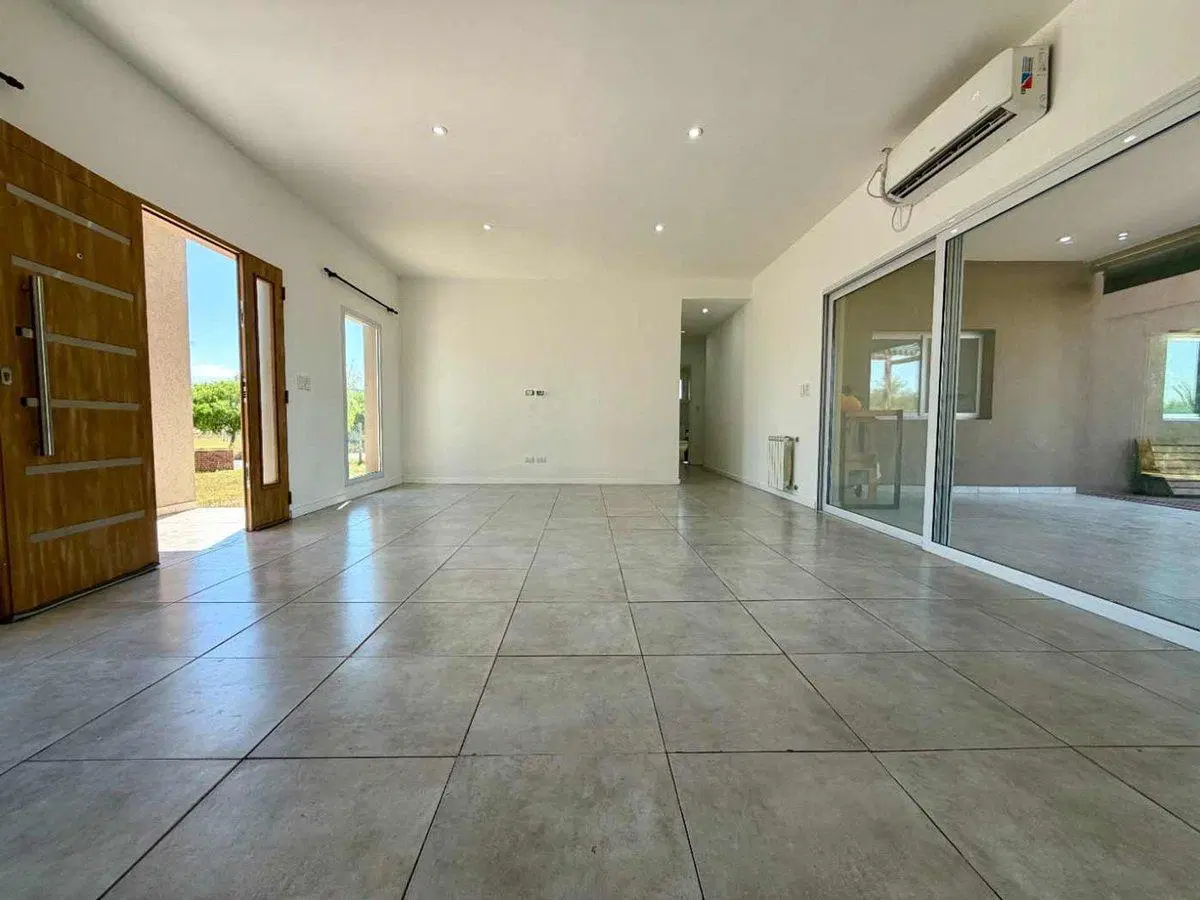 VENTA CASA 4 AMBIENTES CON PILETA EN SAN SEBASTIAN 4