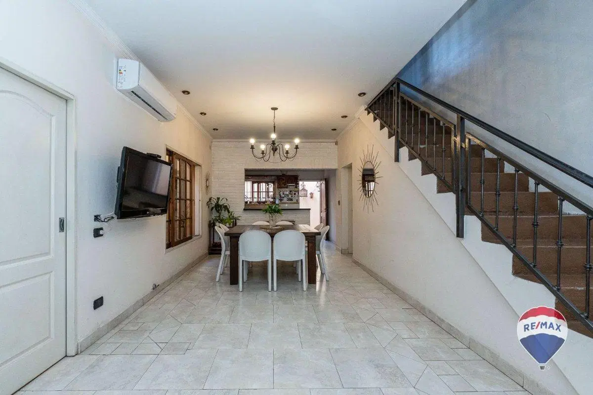 Venta casa 5 amb cochera. Barrio Naon Mataderos 2
