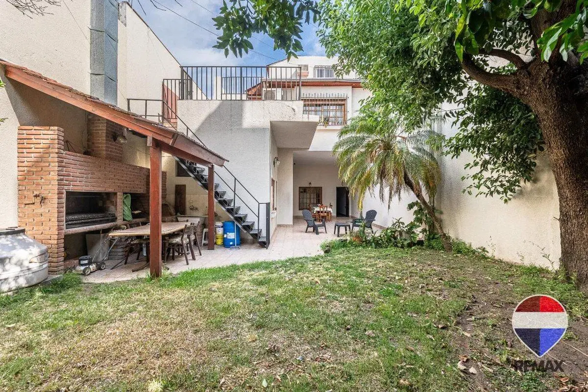 Venta casa de 5 amb 2 cocheras jardin Mataderos 3