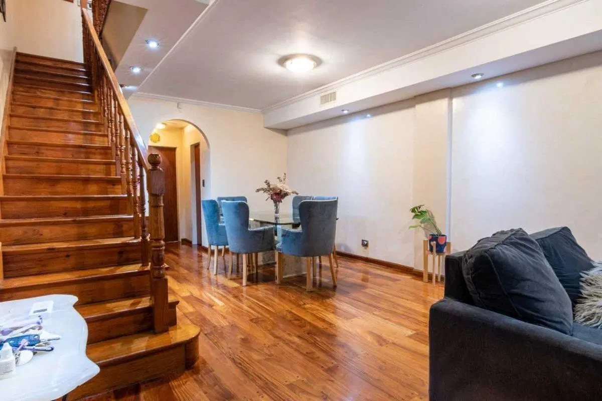 VENTA DE TRIPLEX  6 AMBIENTES CON COCHERAS 4