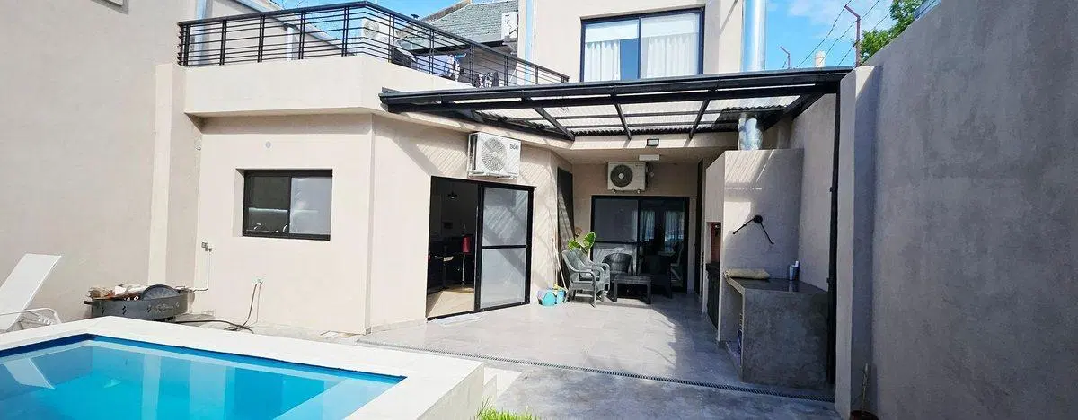 Venta casa 4 ambientes jardin pileta Flores 5