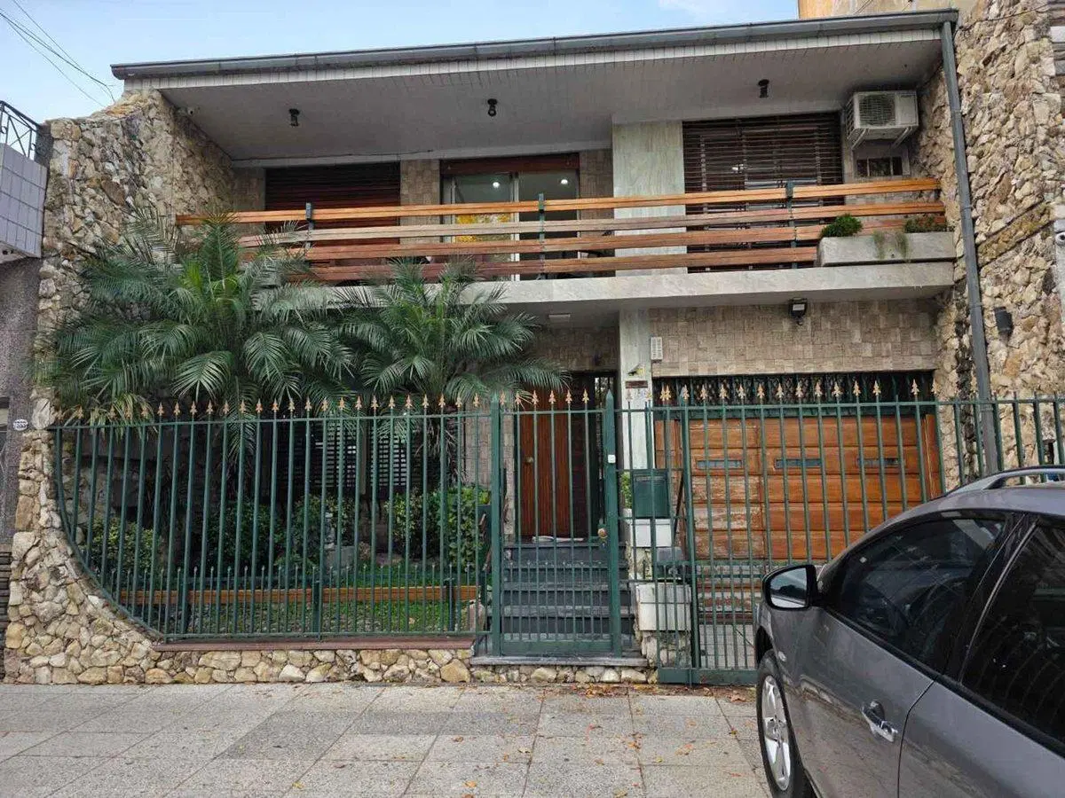 Venta casa 4 amb 2 plantas cochera jardin Liniers 3