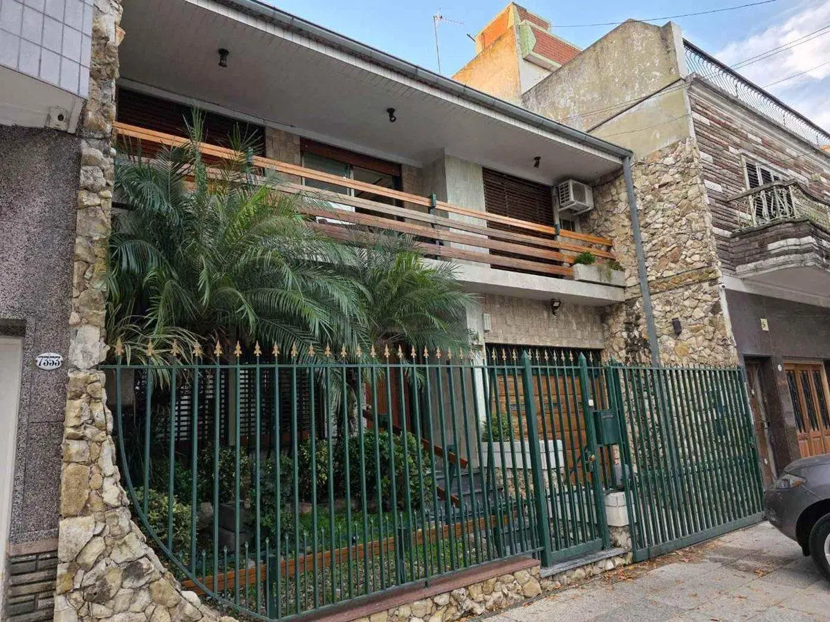 Venta casa 4 amb 2 plantas cochera jardin Liniers 4