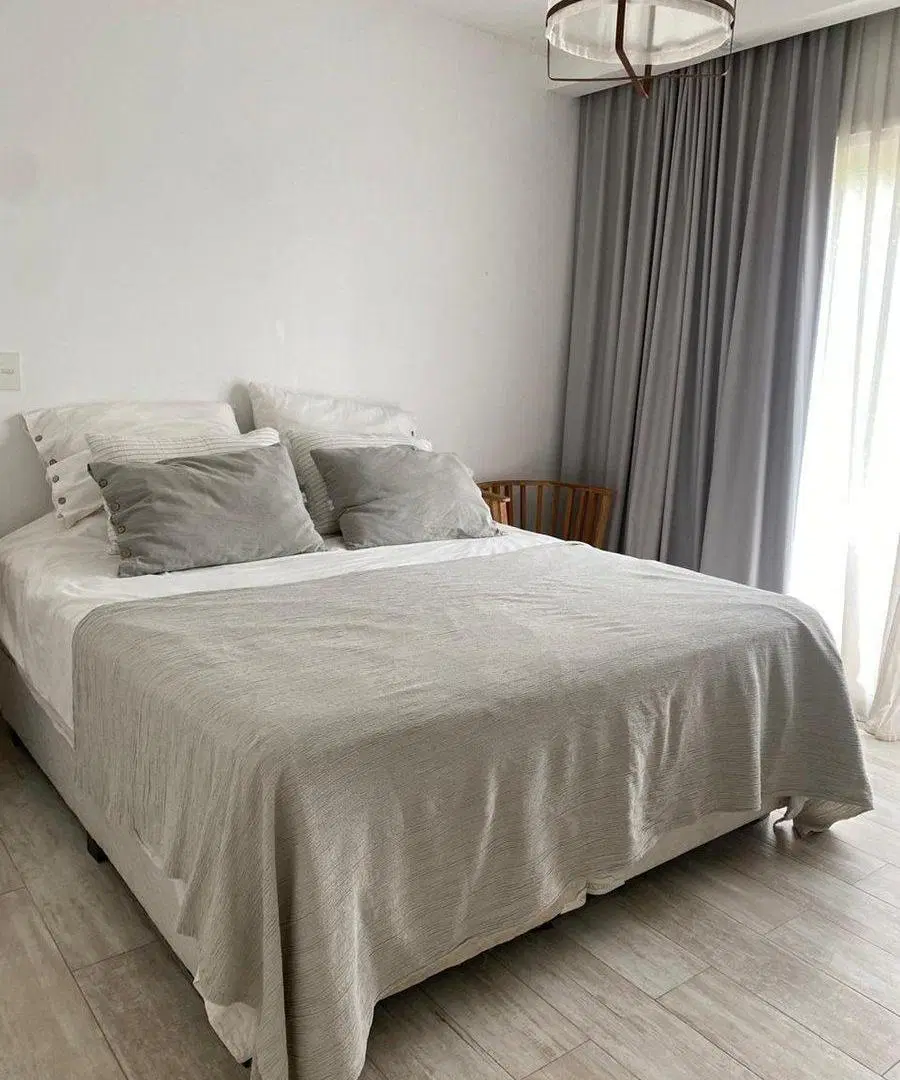 VENTA CASA CON PISCINA BARRIO STA ELENA PILAR ESTE 8