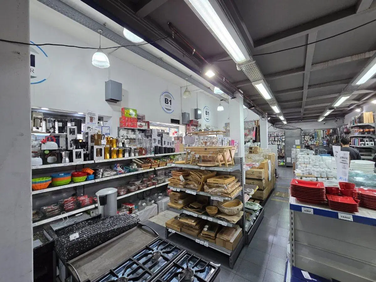 ALQUILER LOCAL COMERCIAL EN ESQUINA/AVENIDAS 2
