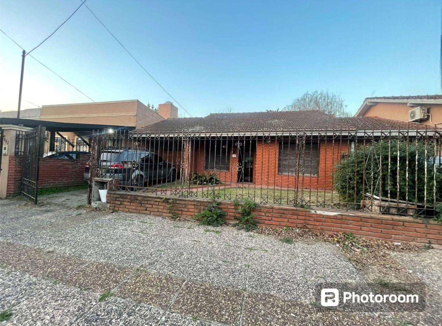 VENTA CASA 4 AMBIENTES LUIS GUILLON PILETA JARDIN