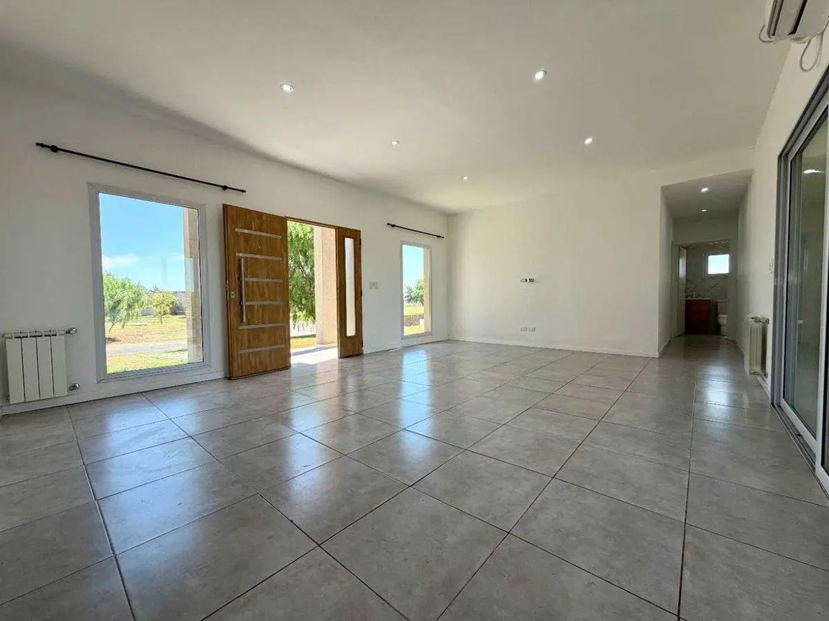VENTA CASA 4 AMBIENTES CON PILETA EN SAN SEBASTIAN 2
