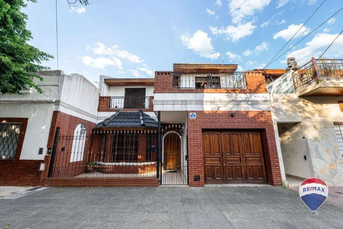 Venta casa 5 amb cochera. Barrio Naon Mataderos 2