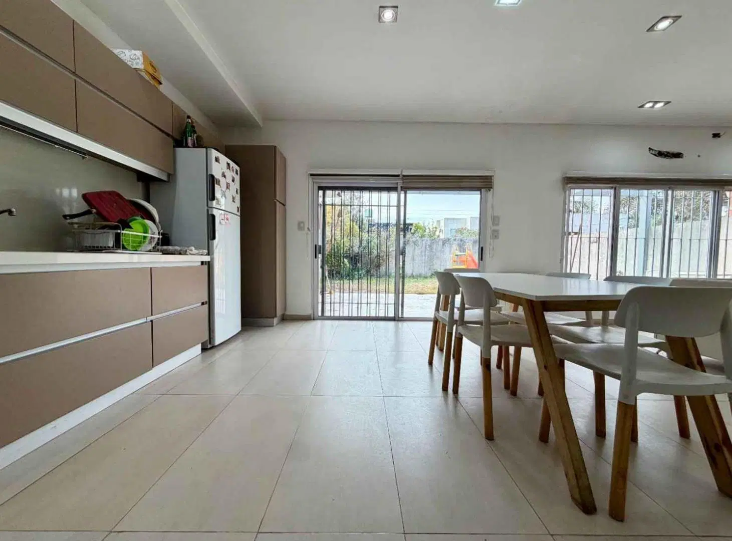 Venta casa 5 ambientes con cochera jardin parrilla 3