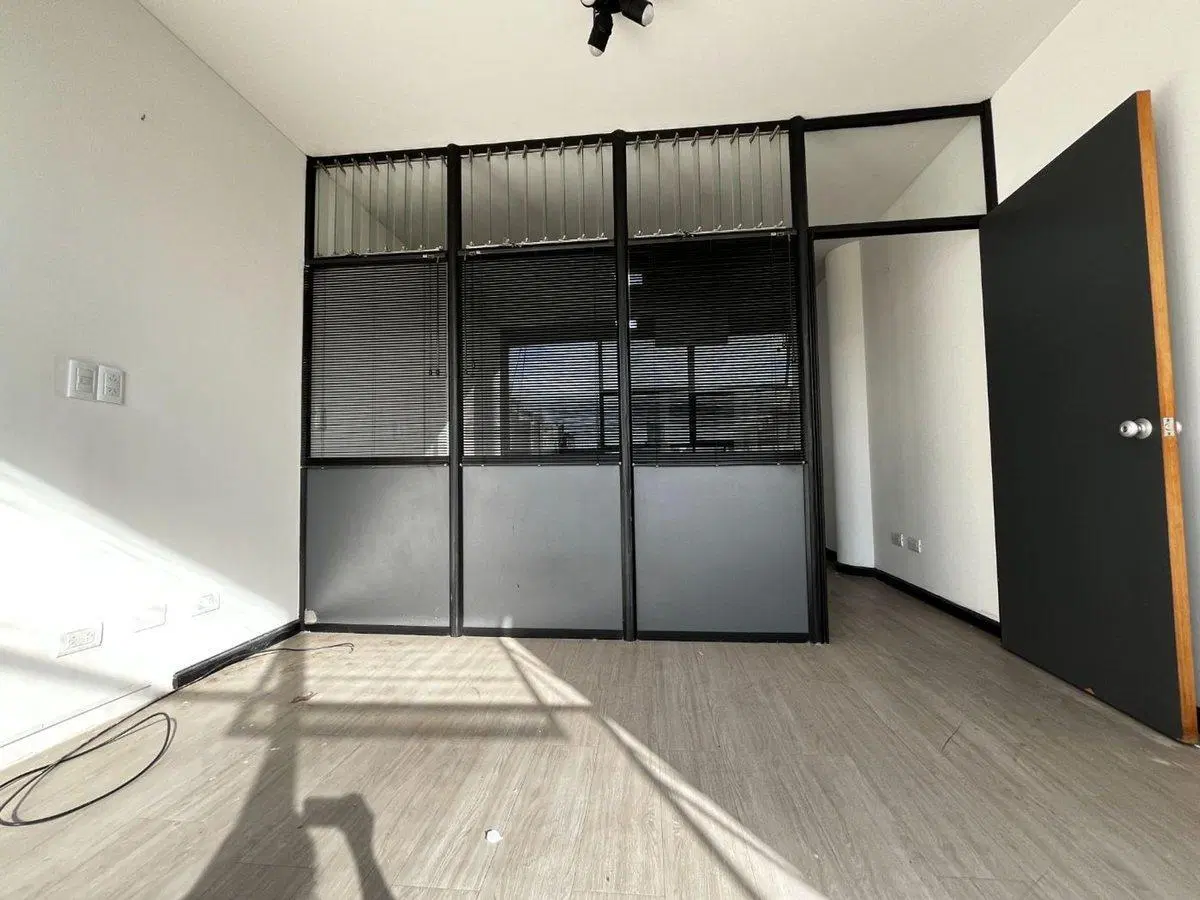 VENTA OFICINA EN GALERIA HISTORIA FRENTE P. BAROLO 3