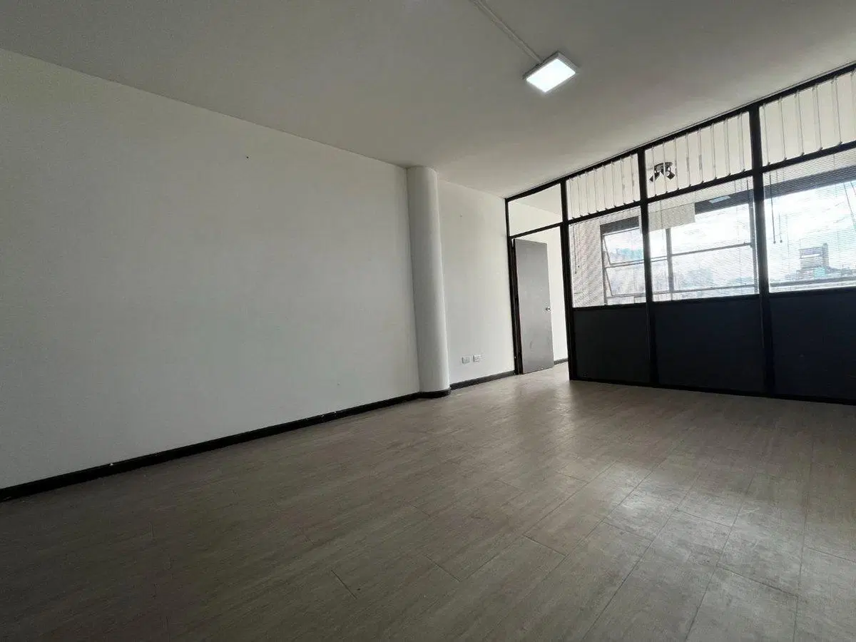 VENTA OFICINA EN GALERIA HISTORIA FRENTE P. BAROLO 5