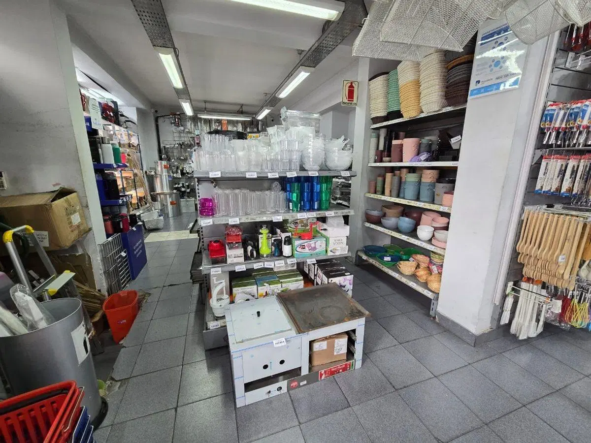 ALQUILER LOCAL COMERCIAL EN ESQUINA/AVENIDAS 5