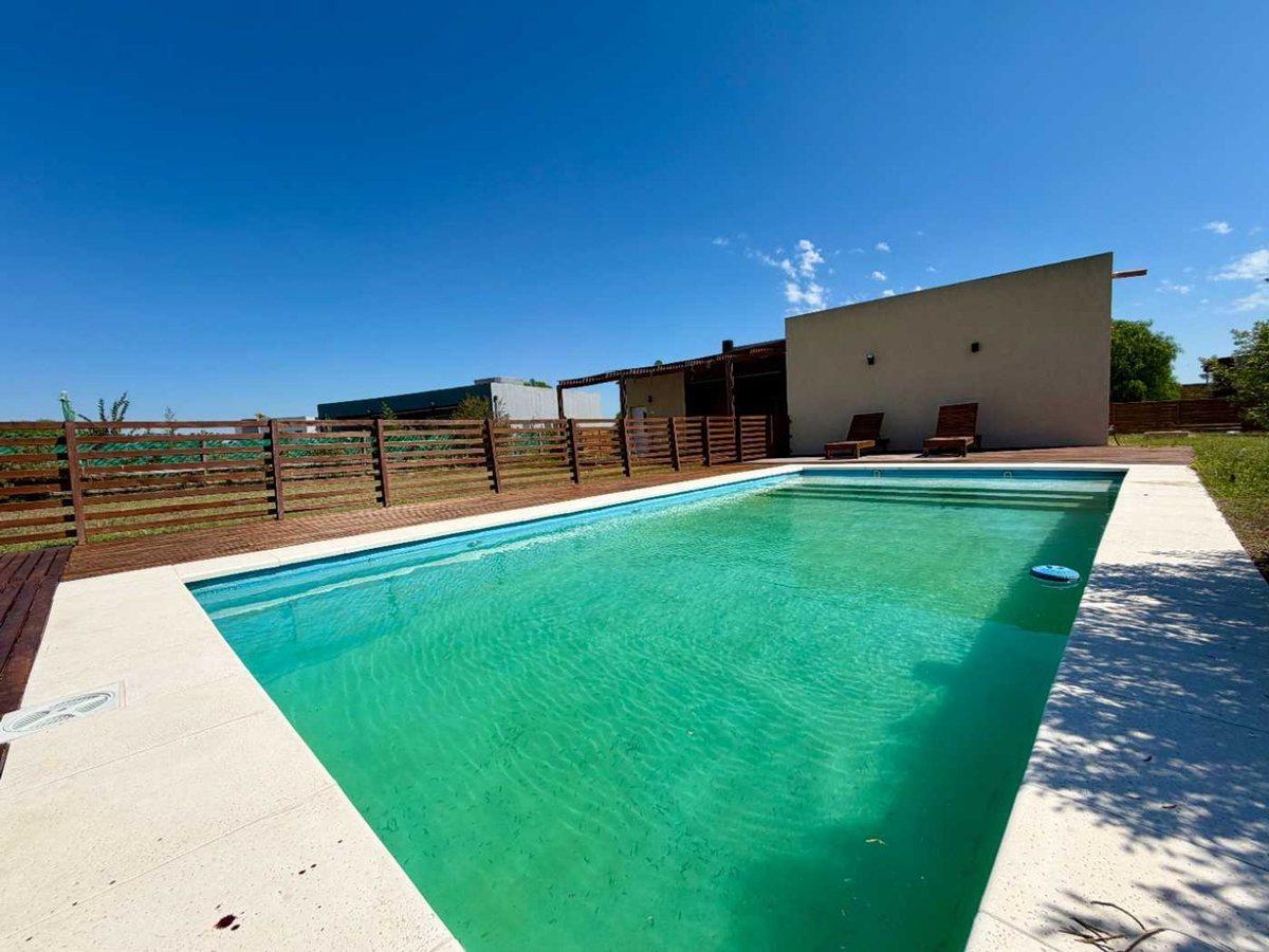 Foto de VENTA CASA 4 AMBIENTES CON PILETA EN SAN SEBASTIAN, imagen 2