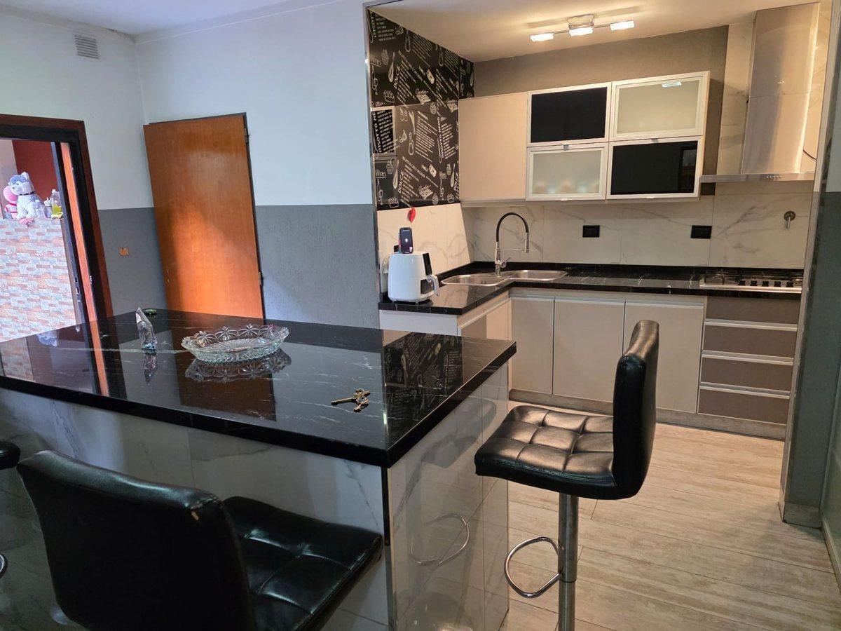 Foto de Venta casa 5 ambientes fondo cochera Liniers, imagen 3