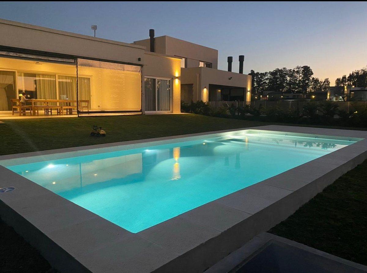 Foto de VENTA CASA CON PISCINA BARRIO STA ELENA PILAR ESTE, imagen 1