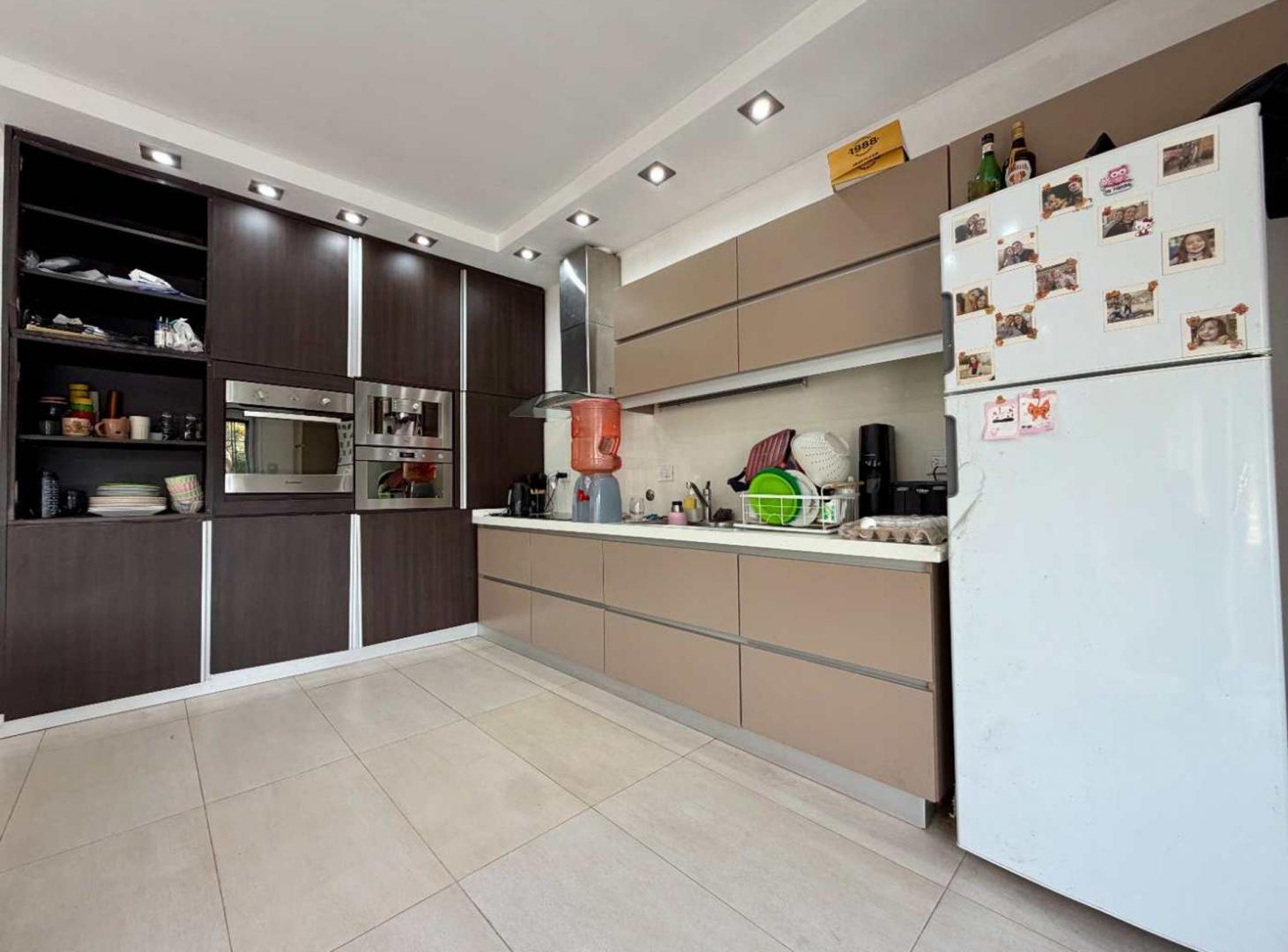 Foto de Venta casa 5 ambientes con cochera jardin parrilla, imagen 3