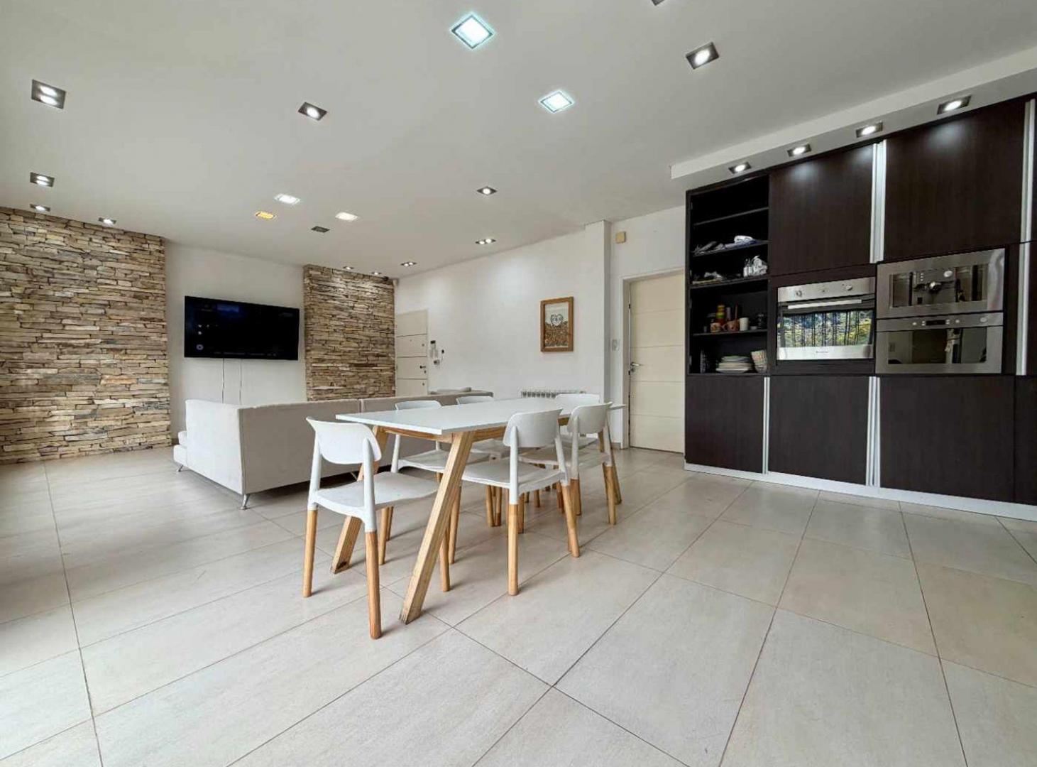 Foto de Venta casa 5 ambientes con cochera jardin parrilla, imagen 1