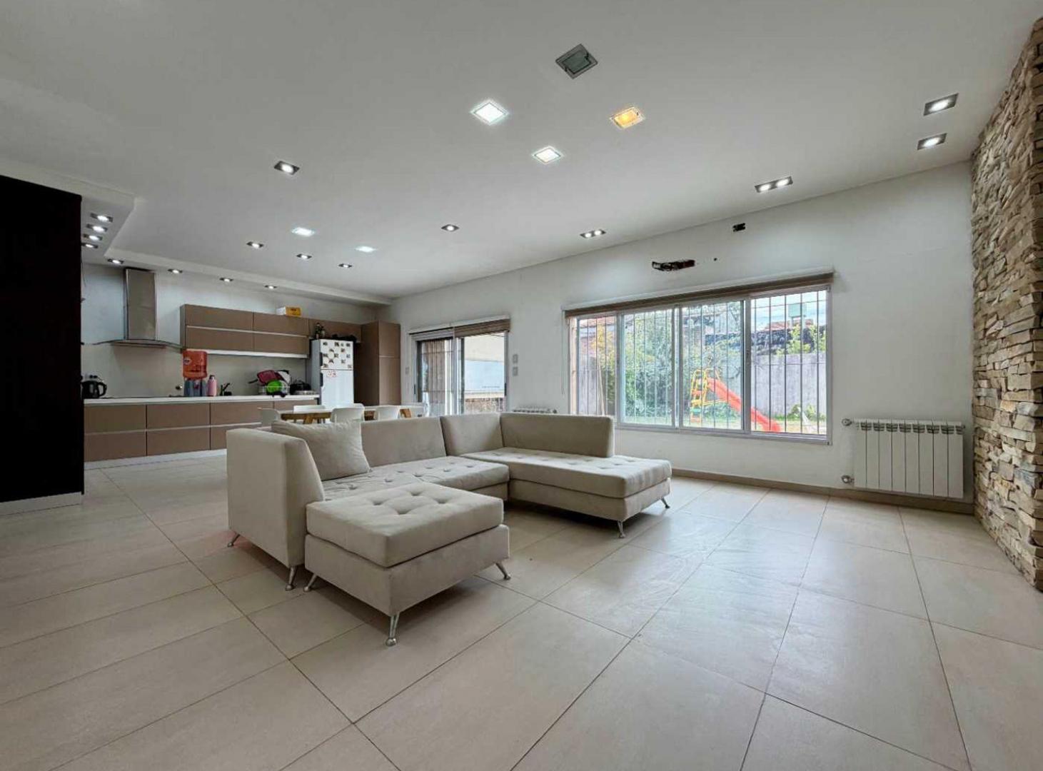 Foto de Venta casa 5 ambientes con cochera jardin parrilla, imagen 2