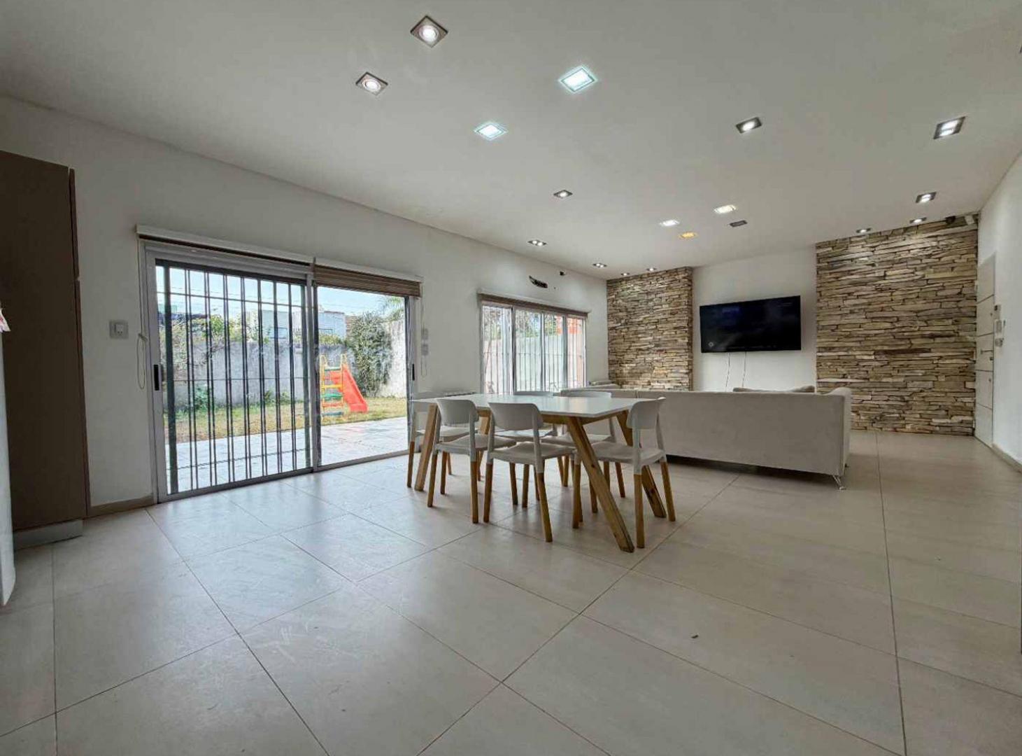 Foto de Venta casa 5 ambientes con cochera jardin parrilla, imagen 5