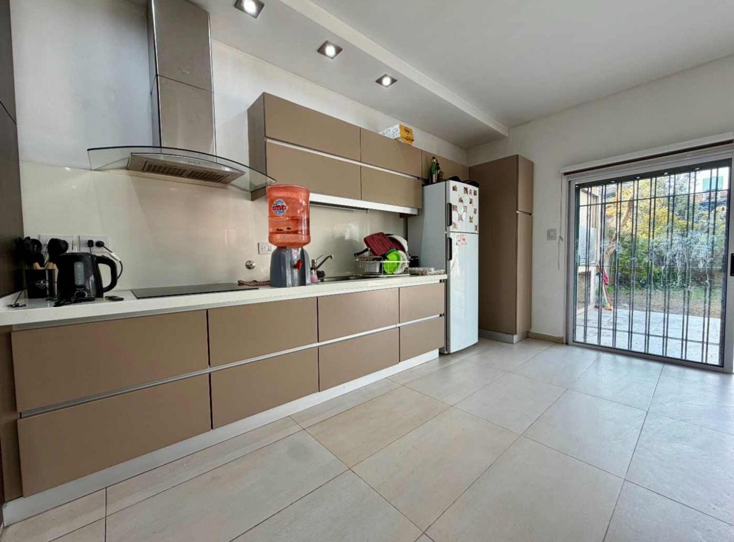 Foto de Venta casa 5 ambientes con cochera jardin parrilla, imagen 4