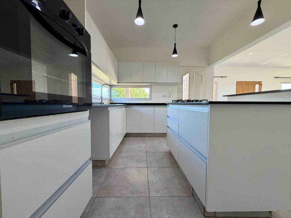 Foto de VENTA CASA 4 AMBIENTES CON PILETA EN SAN SEBASTIAN, imagen 2