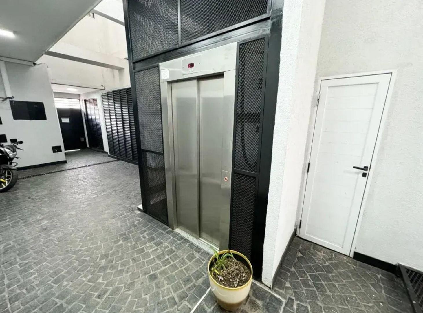 Foto de Venta Departamento Lanús Este 2 ambientes Frente, imagen 5
