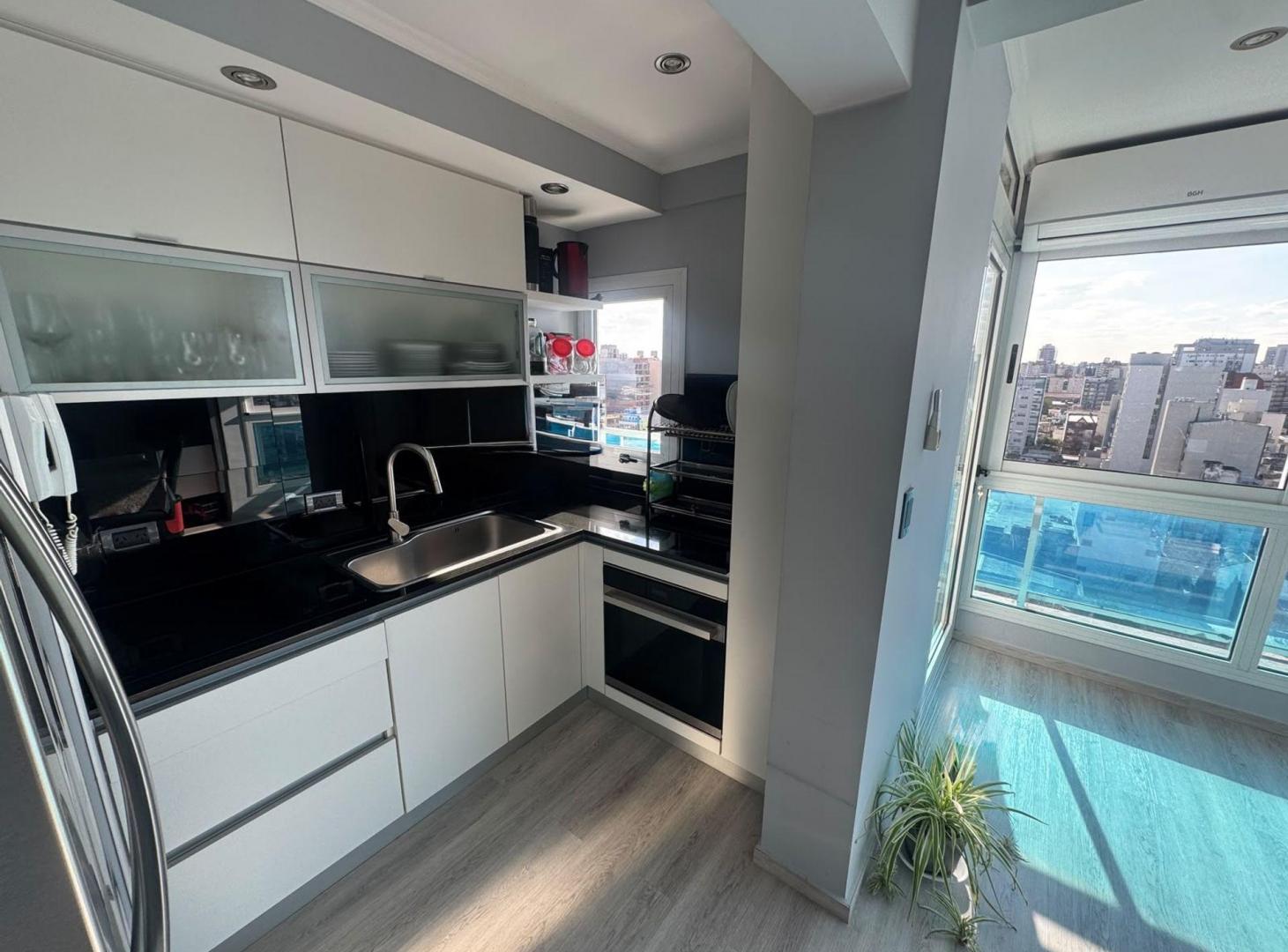 Foto de VENTA DEPARTAMENTO 4 AMBIENTES LANUS ESTE COCHERAS, imagen 2