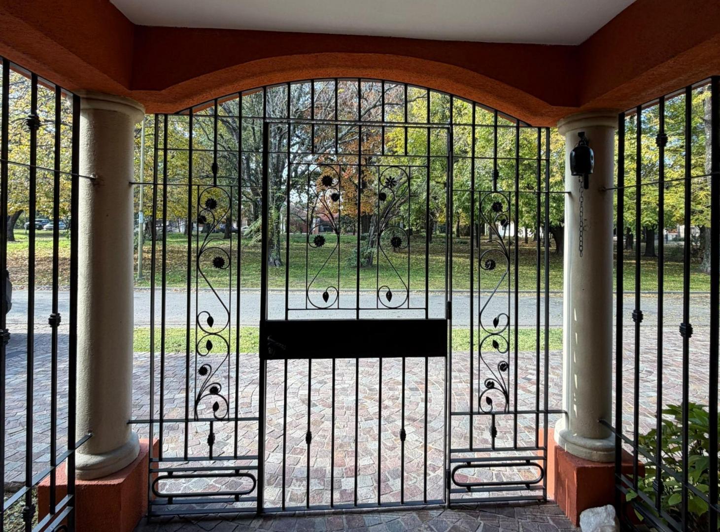 Foto de Venta casa 5 amb fondo pileta cochera Ciudad Evita, imagen 3