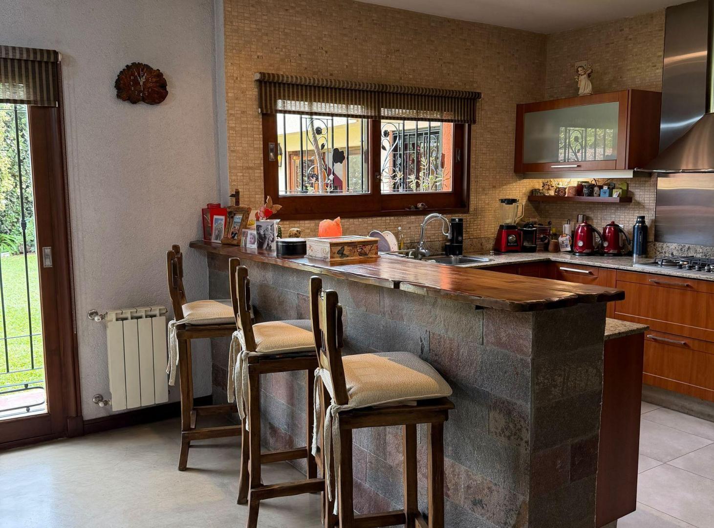 Foto de Venta casa 5 amb fondo pileta cochera Ciudad Evita, imagen 2