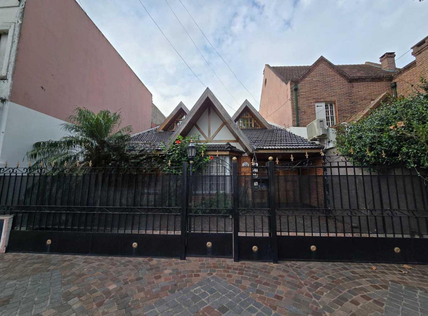Foto de VENTA CASA HAEDO 4 AMB CON PLAYROOM Y DOS COCHERAS, imagen 1